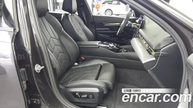 BMW 5-Series 2025 thumb 11