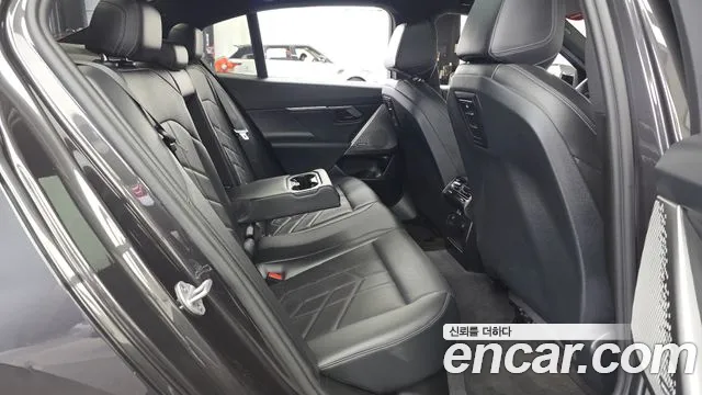BMW 5-Series 2025 thumb 12