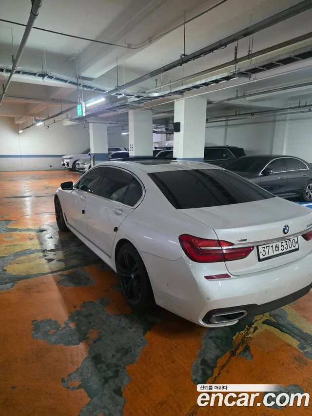 BMW 7-Series 2018 thumb 2