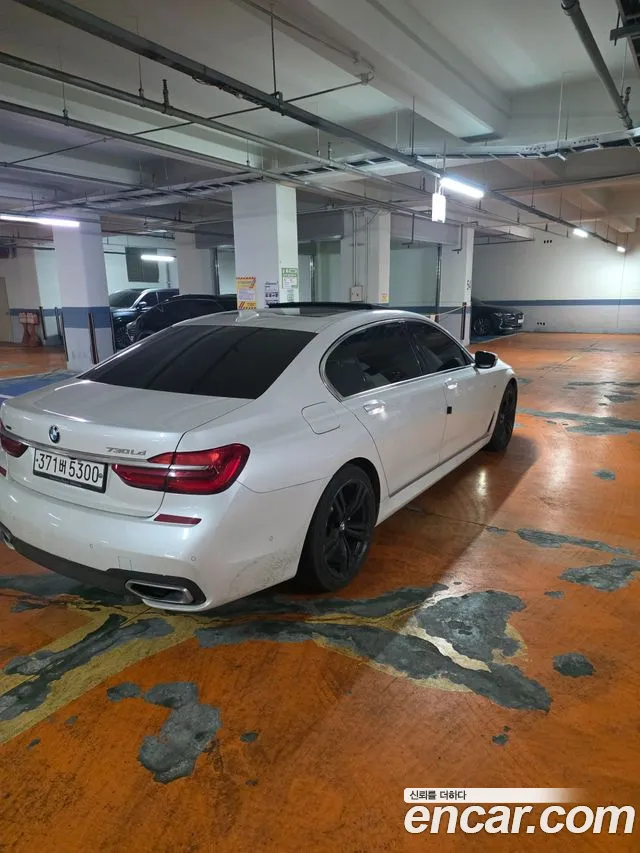 BMW 7-Series 2018 thumb 3