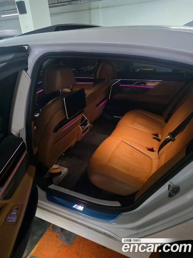 BMW 7-Series 2018 thumb 8