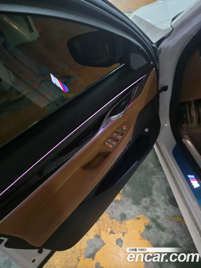 BMW 7-Series 2018 thumb 10