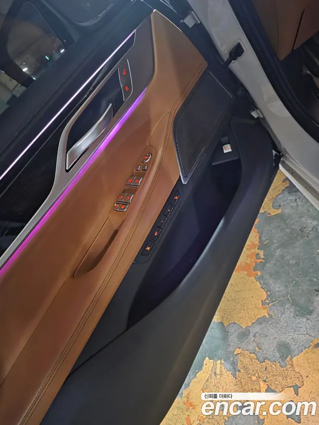BMW 7-Series 2018 thumb 11