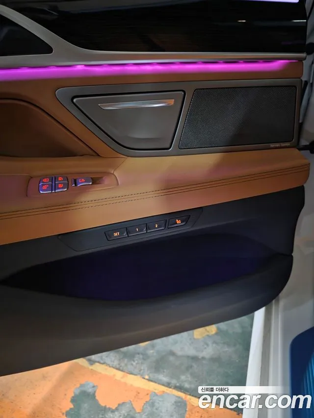 BMW 7-Series 2018 thumb 12