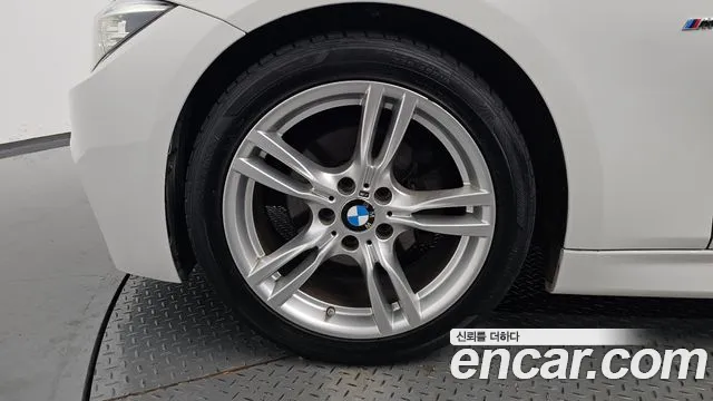 BMW 3-Series 2018 thumb 4