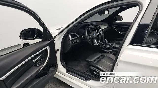 BMW 3-Series 2018 thumb 9