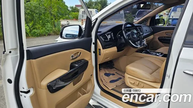 Kia Carnival 2016 thumb 10