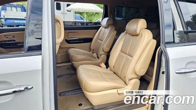 Kia Carnival 2016 thumb 11