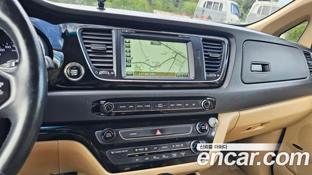 Kia Carnival 2016 thumb 12