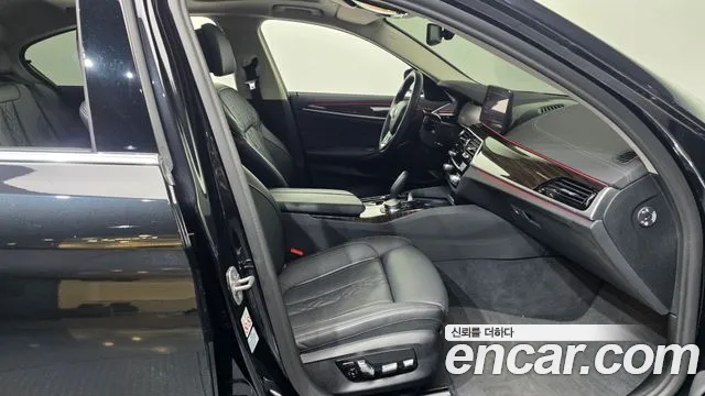 BMW 5-Series 2023 thumb 11