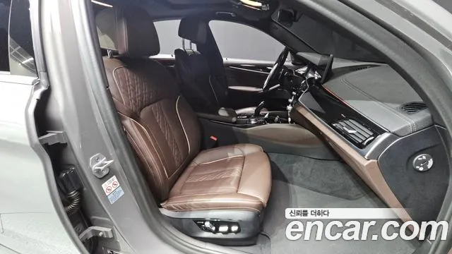 BMW 5-Series 2022 thumb 11