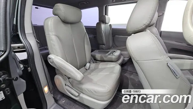 Kia Carnival 2012 thumb 11