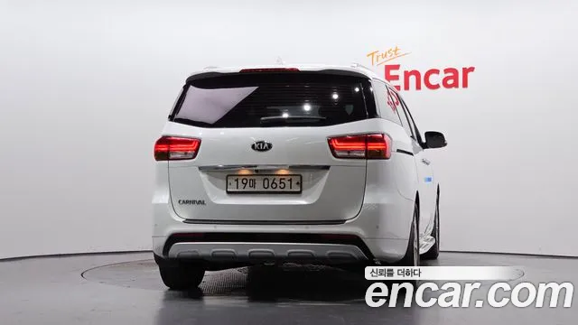 Kia Carnival 2016 thumb 4