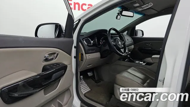 Kia Carnival 2016 thumb 10