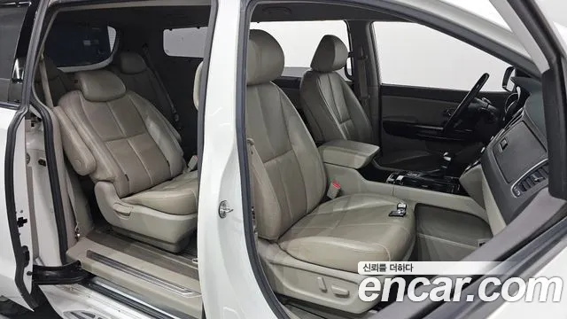 Kia Carnival 2016 thumb 11