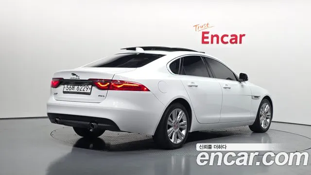 Jaguar XF 2018 thumb 2