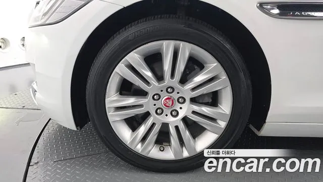 Jaguar XF 2018 thumb 5