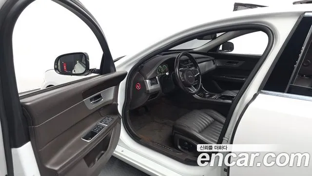 Jaguar XF 2018 thumb 10