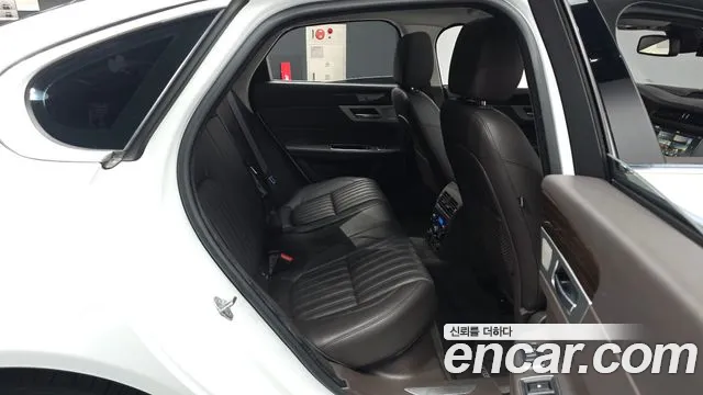 Jaguar XF 2018 thumb 12
