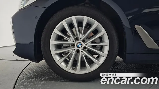 BMW 5-Series 2020 thumb 4
