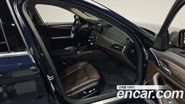 BMW 5-Series 2020 thumb 10