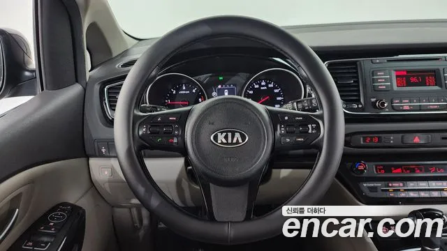 Kia Carnival 2014 thumb 12