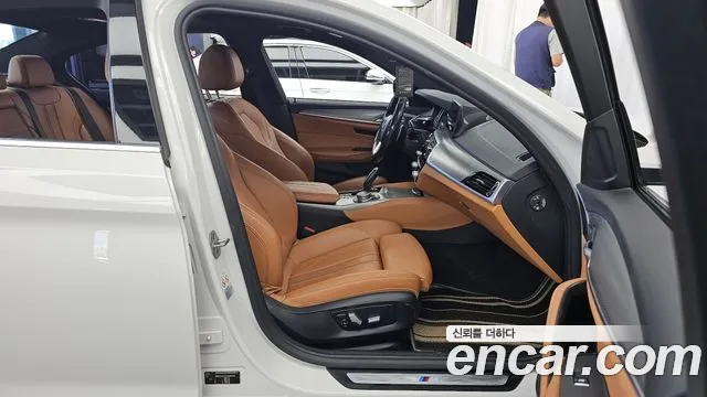 BMW 5-Series 2017 thumb 11