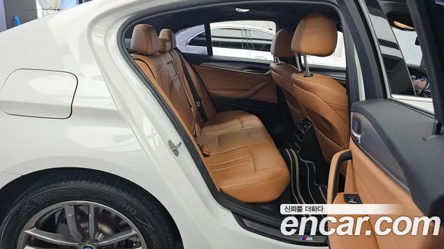 BMW 5-Series 2017 thumb 12