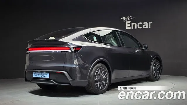 Tesla Model Y 2026 thumb 2