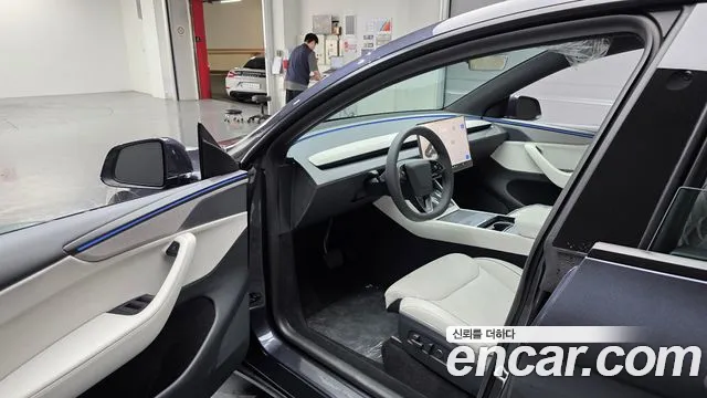 Tesla Model Y 2026 thumb 10
