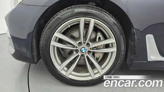 BMW 7-Series 2017 thumb 5