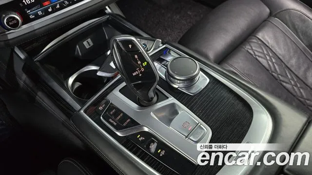 BMW 7-Series 2017 thumb 9