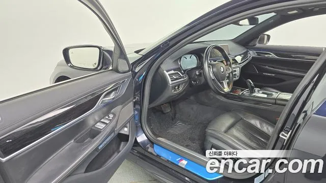 BMW 7-Series 2017 thumb 10