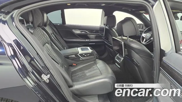 BMW 7-Series 2017 thumb 11