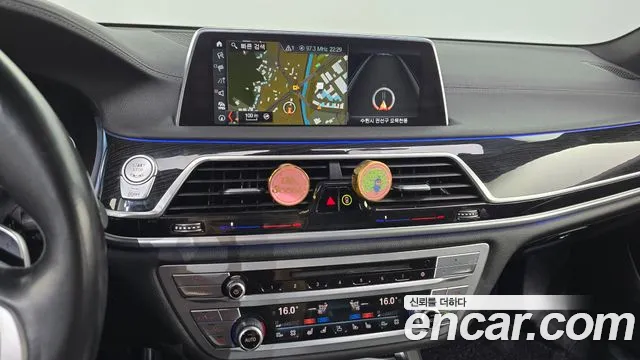 BMW 7-Series 2017 thumb 12