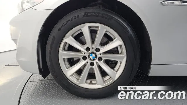 BMW 5-Series 2012 thumb 5