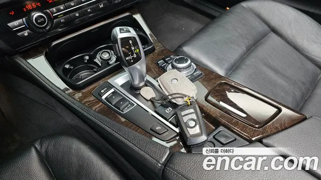 BMW 5-Series 2012 thumb 9