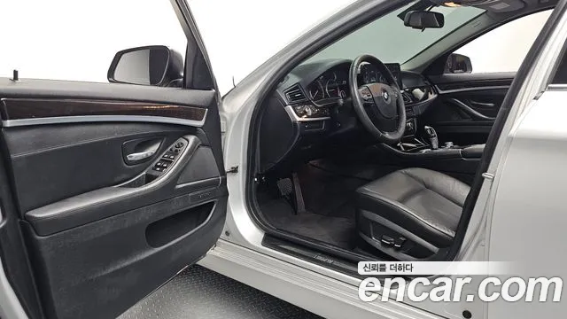 BMW 5-Series 2012 thumb 10