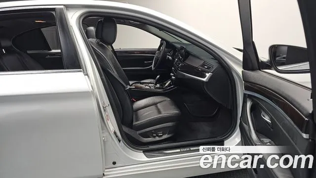 BMW 5-Series 2012 thumb 11