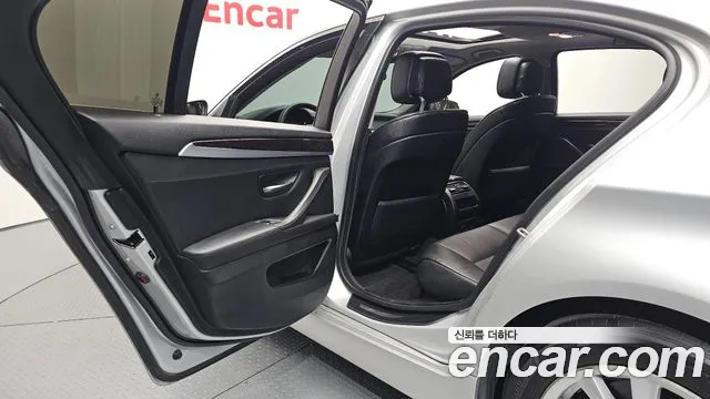 BMW 5-Series 2012 thumb 12