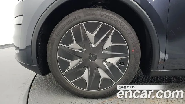 Tesla Model Y 2026 thumb 4