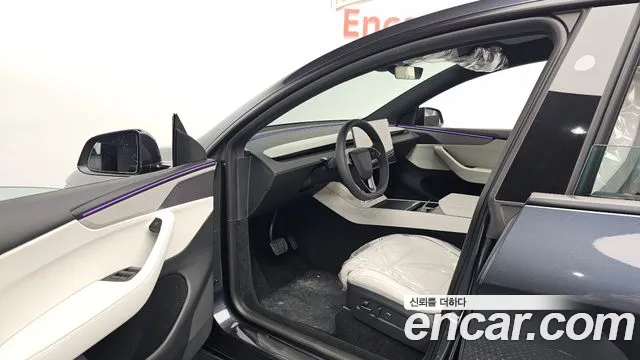 Tesla Model Y 2026 thumb 9
