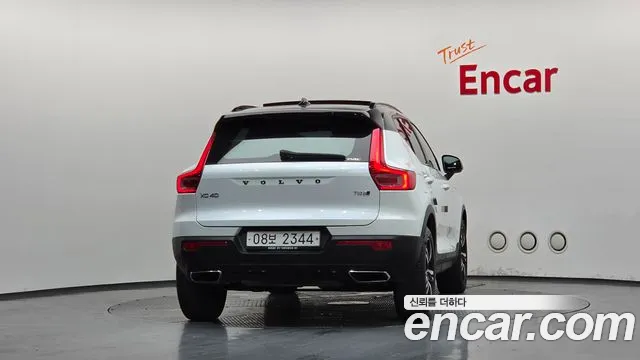 Volvo XC40 2018 thumb 4