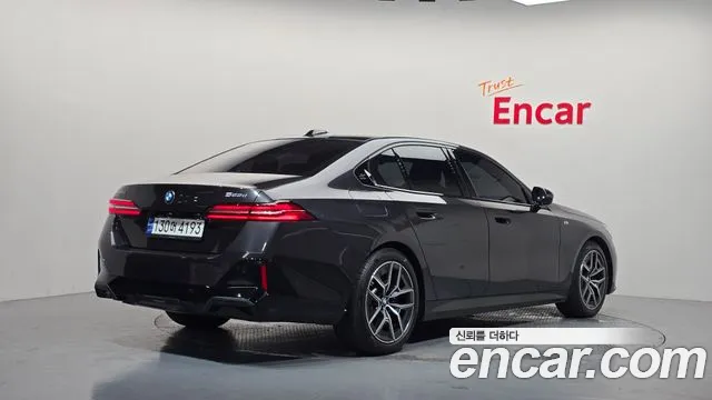 BMW 5-Series 2024 thumb 2