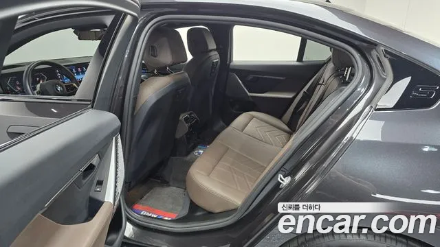 BMW 5-Series 2024 thumb 11