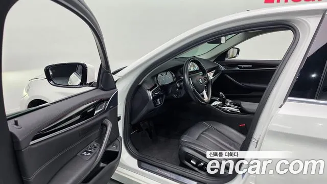 BMW 5-Series 2018 thumb 10