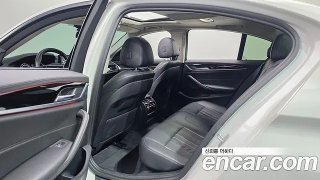 BMW 5-Series 2018 thumb 11