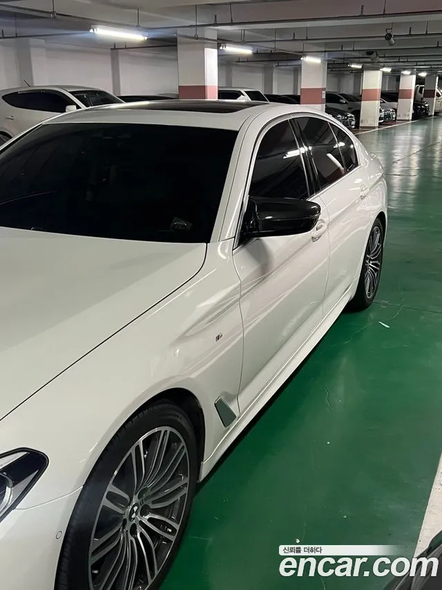 BMW 5-Series 2019 thumb 3