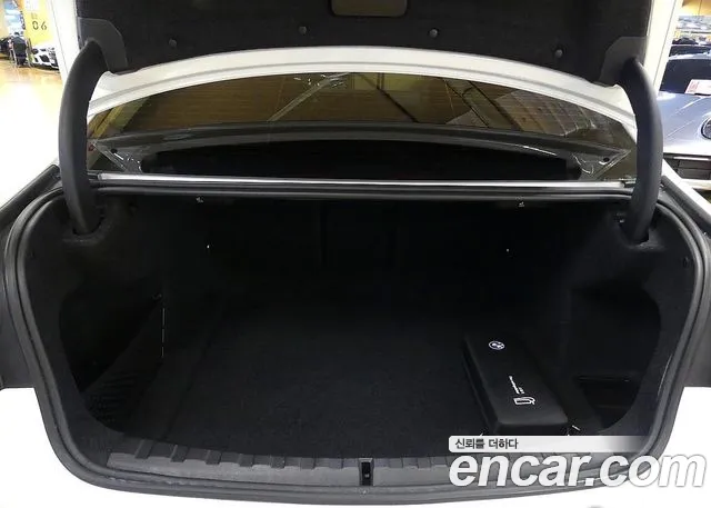 BMW 3-Series 2025 thumb 4
