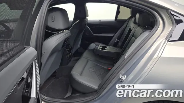 BMW 5-Series 2025 thumb 11